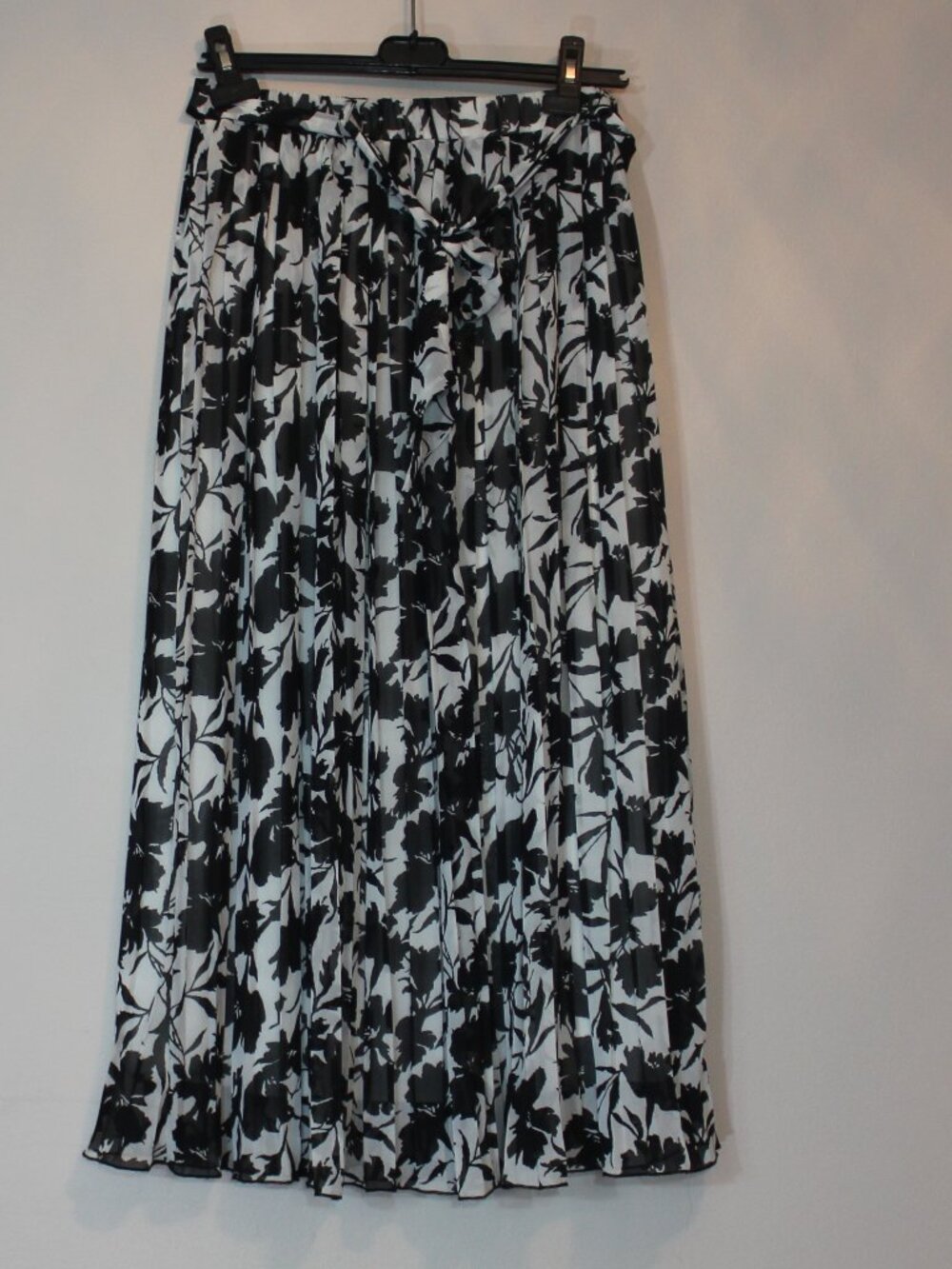 Joie Floral Pleated Long Lined  Pretty Boho Elegant Black white Skirt size Small